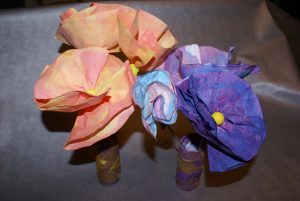 fleurs en filtres à café avec son vase en rouleau de papier toilette