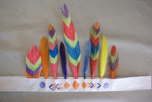 coiffe d'indiens en plumes peintes