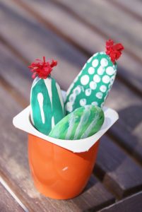 cactus en petits galets peints